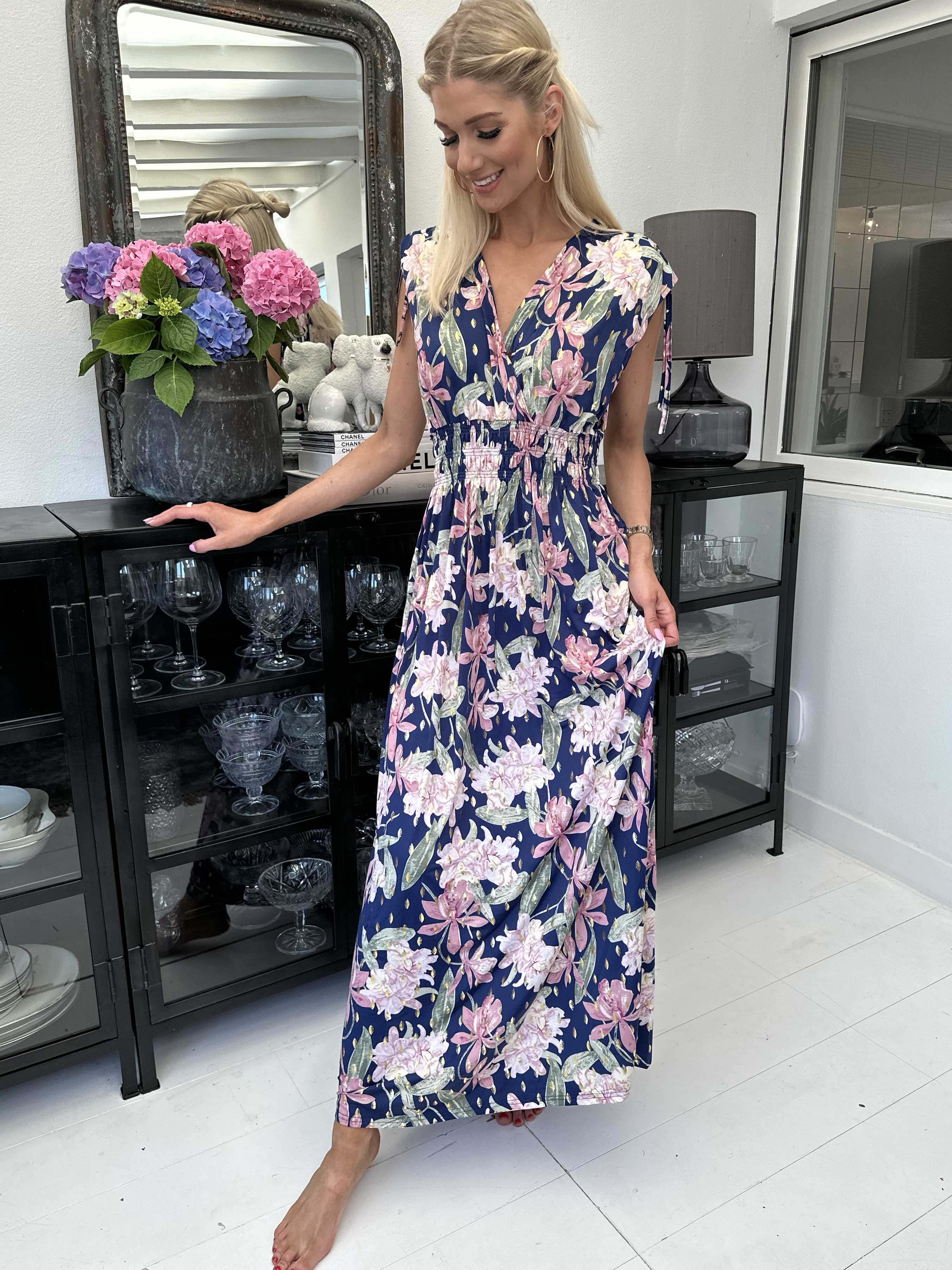 Pams Flower Sleeveless - Lang blomstret kjole i krølfrit stof